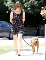 0M0JRYHD9P_19409_Celebutopia-Jessica_Biel_walking_her_dog_in_Beverly_Hills-03_122_419lo.jpg