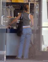 85944_Jessica_Biel___Lunches_at_Pizzicotto_09__August_2006__3__122_567lo.jpg