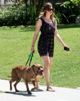 GK1VG5COV7_19091_Celebutopia-Jessica_Biel_walking_her_dog_in_Beverly_Hills-06_122_425lo.jpg