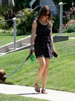 IJR945777I_22732_Celebutopia-Jessica_Biel_walking_her_dog_in_Beverly_Hills-08_122_541lo.jpg
