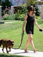 R4VZG9LZ09_22828_Celebutopia-Jessica_Biel_walking_her_dog_in_Beverly_Hills-11_122_455lo.jpg