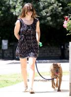 R63IVF8SQB_22589_Celebutopia-Jessica_Biel_walking_her_dog_in_Beverly_Hills-02_122_216lo.jpg