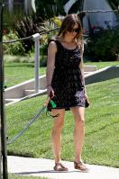 XADUFD4ZKE_19126_Celebutopia-Jessica_Biel_walking_her_dog_in_Beverly_Hills-09_122_431lo.jpg