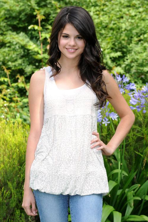 01908_SelenaGomez3_122_689lo.jpg