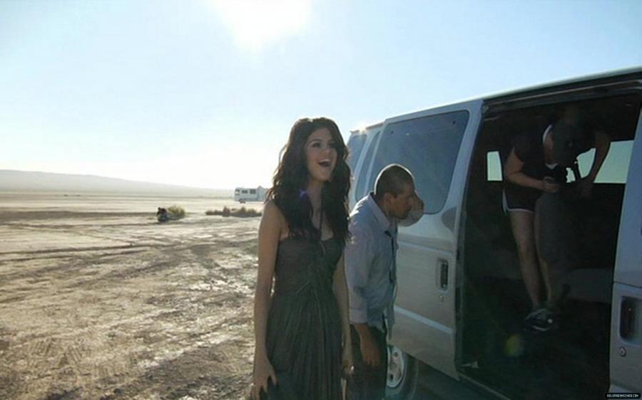 101804344_selena-gomez-032.jpg