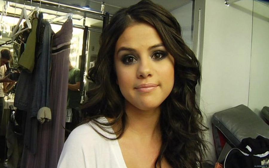 101804388_selena-gomez-008.jpg