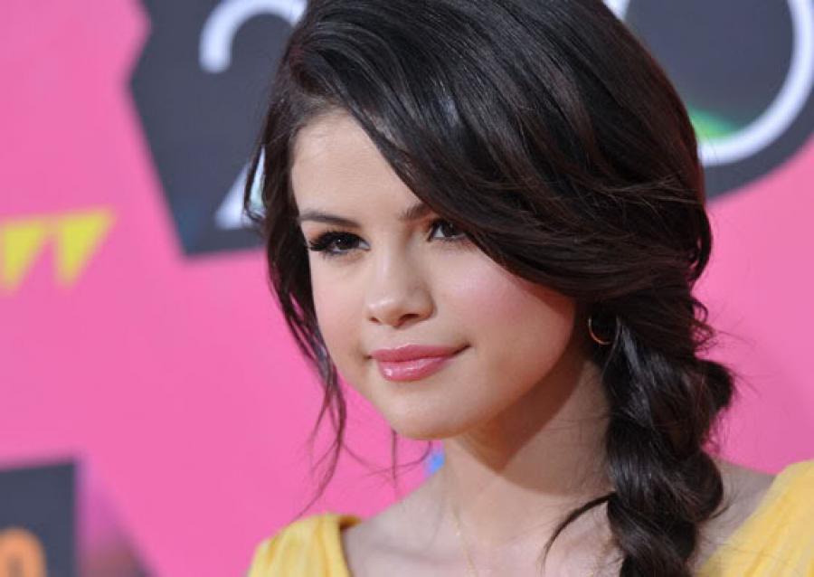 35167_selena_gomez03291004_122_161lo.jpg