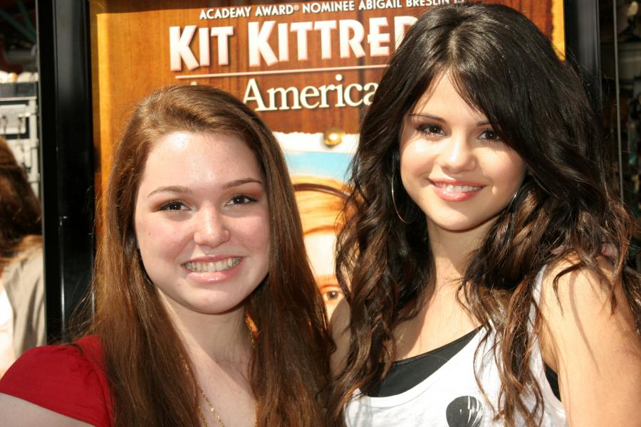 85637_selena_gomez_24_122_658lo.jpg