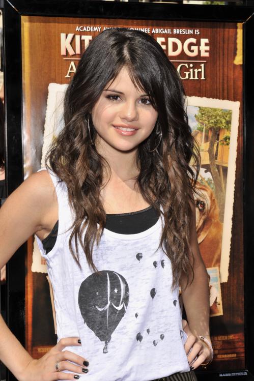 86139_selena_gomez_21_122_1154lo.jpg