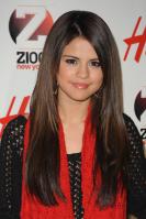 09002_Selena_Gomez_at_Z100s_Jingle_Ball_2010_017_122_226lo.jpg