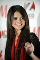 09017_Selena_Gomez_at_Z100s_Jingle_Ball_2010_023_122_524lo.jpg