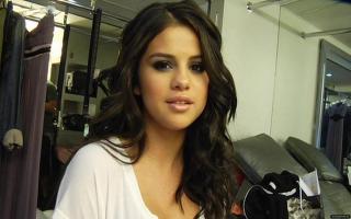 101804355_selena-gomez-024.JPG