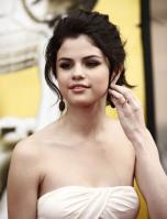 35152_selena_gomez03011006_122_664lo.jpg