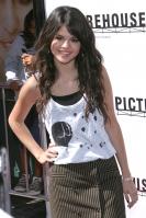 85577_selena_gomez_17_122_373lo.jpg