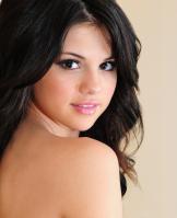 94646_SelenaGomez_122_218lo.jpg