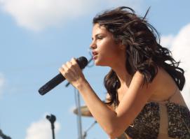 95382294_74804-selena5-122-112lo.jpg