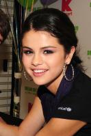 99954470_07677-newnia-selena-september-23-20108-122-102lo.jpg