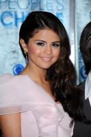 MGRT2TQURC_Selena_Gomez_5_.jpg