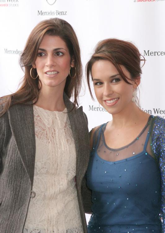 09849_Lacey_Chabert_-_2005_Mercedes-Benz_Fashion_Week_004_122_155lo.jpg