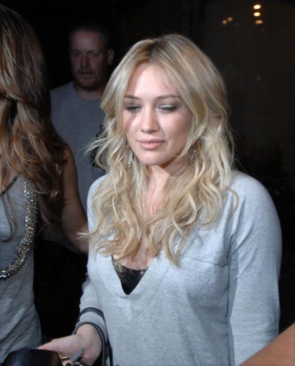 41780148_30837-hilary-duff-2009-07-09-is-pictured-going-int.jpg