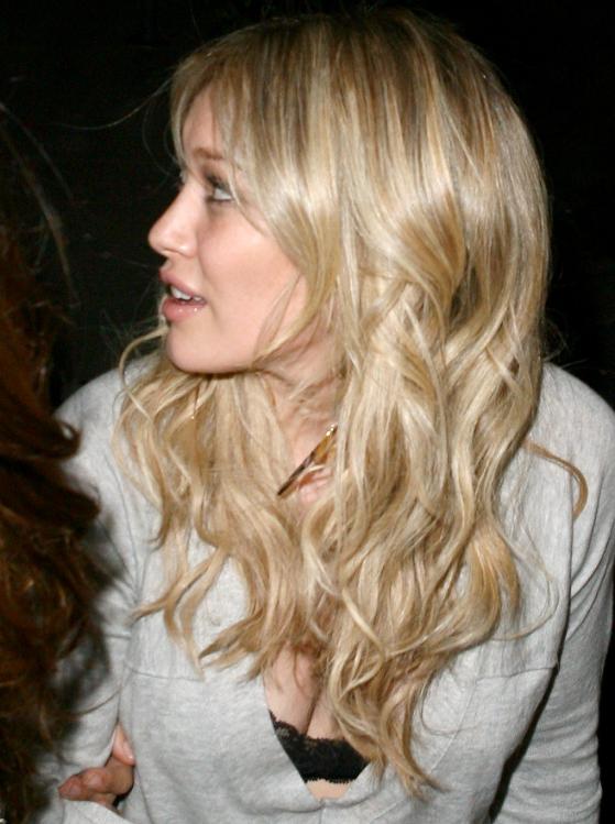 41780410_00921-hilary-duff-at-the-ken-paves-salon-july-9-20.jpg