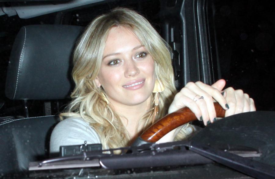 41780580_01225-hilary-duff-at-the-ken-paves-salon-july-9-20.jpg