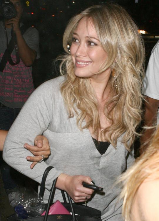 41781046_01396-hilary-duff-at-the-ken-paves-salon-july-9-20.jpg