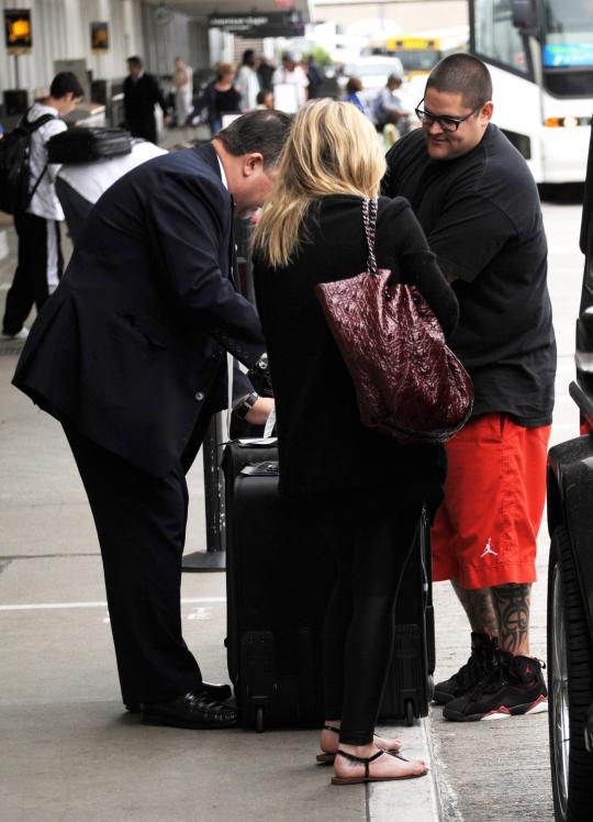 75119_Celebutopia-Hilary_Duff_at_LAX-06_122_359lo.JPG