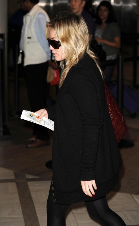 75248_Celebutopia-Hilary_Duff_at_LAX-20_122_776lo.JPG