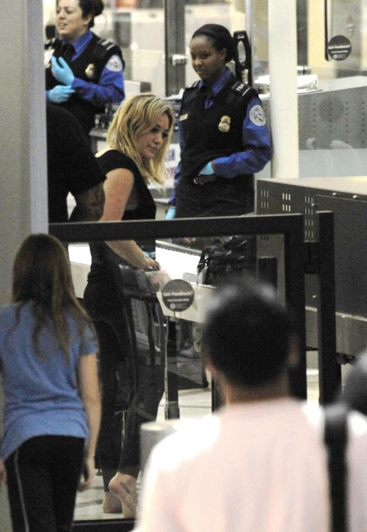 75329_Celebutopia-Hilary_Duff_at_LAX-26_122_522lo.JPG