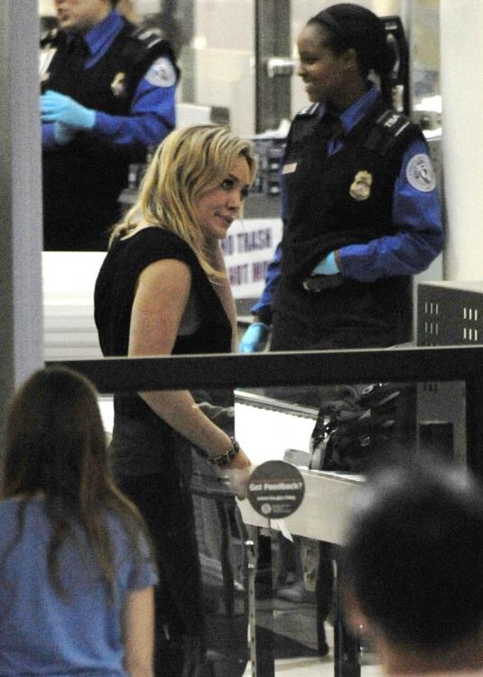 78084_Celebutopia-Hilary_Duff_at_LAX-01_122_596lo.jpg