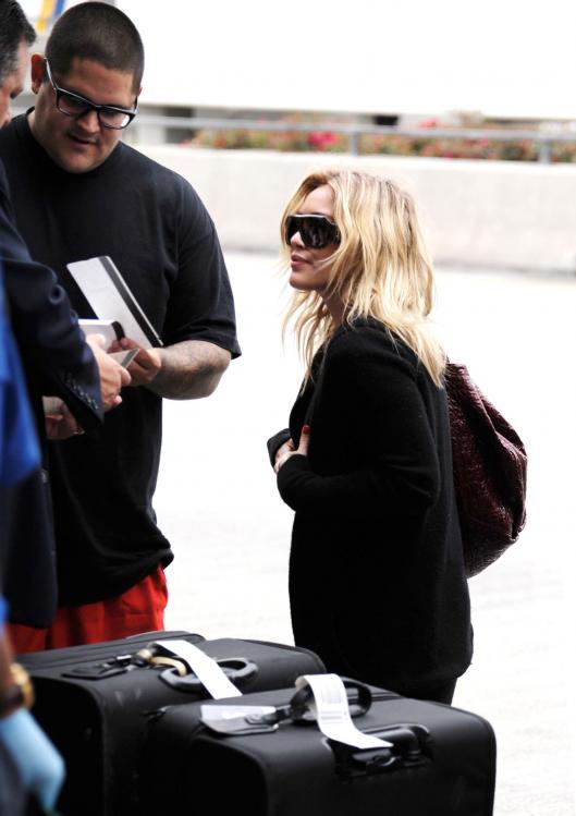 78159_Celebutopia-Hilary_Duff_at_LAX-10_122_195lo.JPG