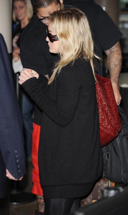 78217_Celebutopia-Hilary_Duff_at_LAX-16_122_260lo.JPG