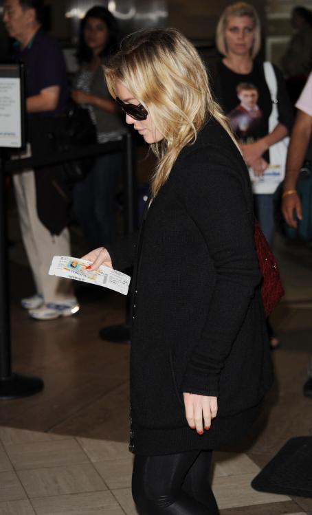 78244_Celebutopia-Hilary_Duff_at_LAX-19_122_213lo.JPG