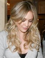 41780610_01230-hilary-duff-at-the-ken-paves-salon-july-9-20.jpg