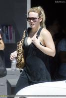 41818129_HilaryDuffleavingPatysRestaurant005.jpg