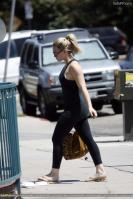 41818145_HilaryDuffleavingPatysRestaurant010.jpg