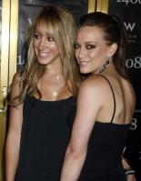 64140_Hilary_3_Haylie_Duff_2_1408_Premiere_June_12_2007_2308_122_416lo.jpg