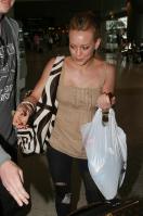 73818_celeb-city.org_Hilary_Duff_shopping_in_Sydney_04_122_175lo.jpg