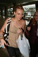 73821_celeb-city.org_Hilary_Duff_shopping_in_Sydney_05_122_1039lo.jpg