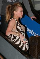 73831_celeb-city.org_Hilary_Duff_shopping_in_Sydney_01_122_608lo.jpg