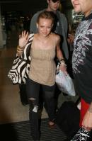 73850_celeb-city.org_Hilary_Duff_shopping_in_Sydney_07_122_1179lo.jpg