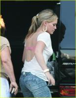 78211_HilaryDuff02052009ButtinJeans11_122_545lo.jpg