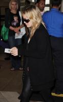 78230_Celebutopia-Hilary_Duff_at_LAX-18_122_94lo.JPG