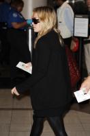 78254_Celebutopia-Hilary_Duff_at_LAX-21_122_259lo.JPG