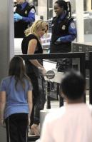 78292_Celebutopia-Hilary_Duff_at_LAX-24_122_528lo.JPG