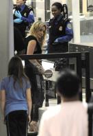 78321_Celebutopia-Hilary_Duff_at_LAX-25_122_168lo.JPG