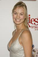 16513_yvonne_strahovski08_122_507lo.jpg