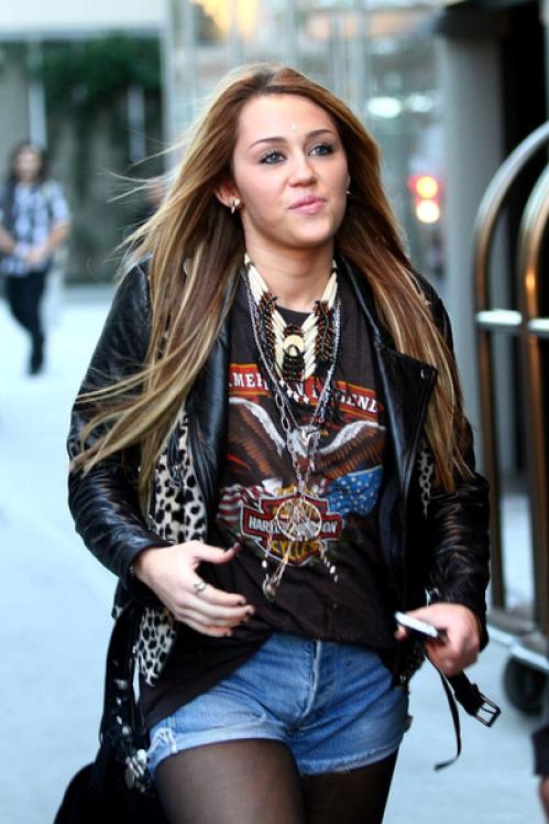 106403724_miley_cyrus_miley_s_rocker_style_zmemiq4aqayl_972WcaY.jpg