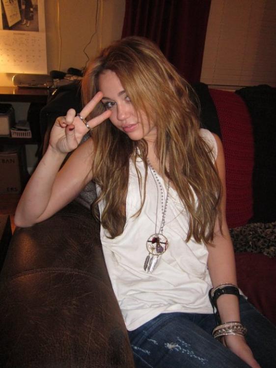 109737930_miley-cyrus-camera-phone-3.jpg